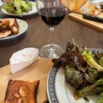 Arita Fromage, quiche, vin rouge, pain grillé